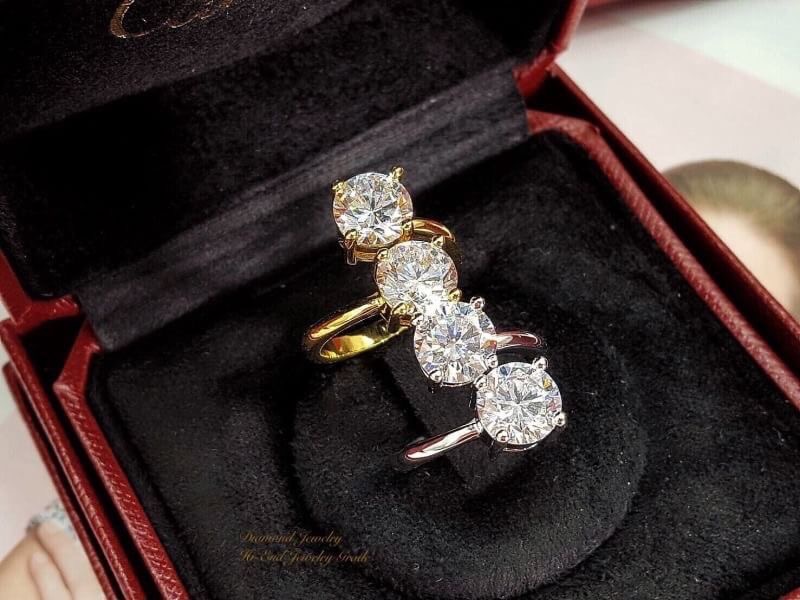 Super Hi-End Quality !!!! เซตแหวน + กำไลงานเพชรพรีเมี่ยม CZ เพชรโคลนนิ่งเหมือนเพชรแท้มากๆค่ะ รุ่นนี้เพชรคัดเกรด 6A รุ่นนี้กำไลขนาด 3 กะรัต แหวนขนาด 3 กะรัต เพชรคัด ขาว ใส เหลี่ยมเพชรเหมือนเพชรแท้เป๊ะคะ ตัวเรือนชุบ 5 ไมครอน ชุบทองหนาอย่างดีค่ะ งานเกรดเดียว