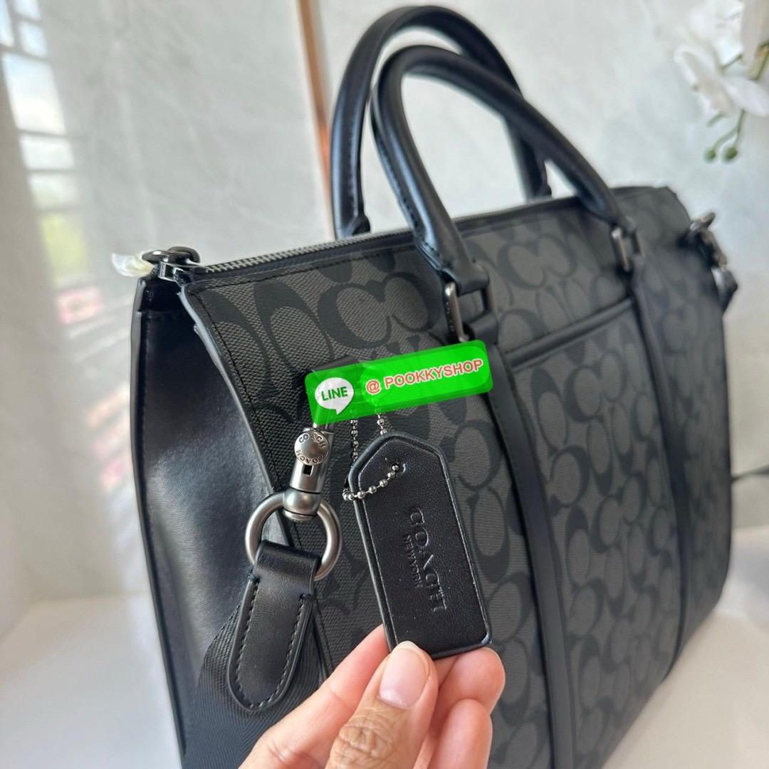 COACH GRAHAM ZIP BRIEF (CE439) 🔖กระเป๋าใส่โน๊ตบุ๊คใส่เอกสารใบใหญ่ 🔖วัสดุ:หนังแท้ทั้งใบ 🔖เปิดปิดด้วยซิป ภายในกว้าง มีช่องย่อยใส่ของจุกจิก ช่องใส่บัตร ใส่เอกสารและของสำคัญได้เยอะ 🔖สายสะพายสามารถถอดออกและปรับระดับได้คะ