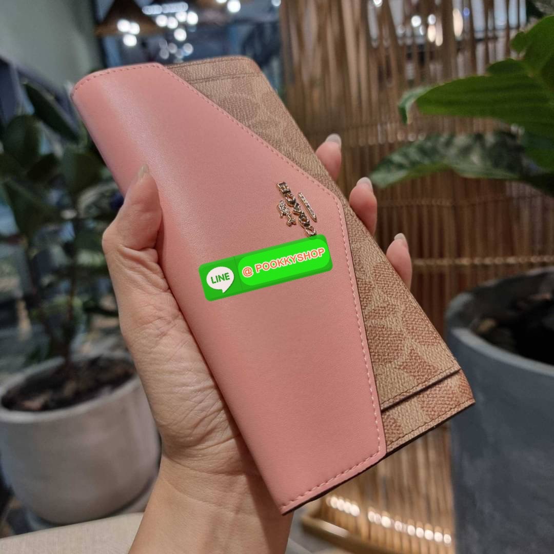 COACH 31547 SOFT WALLET IN COLORBLOCK SIGNATURE CANVAS คัมแบคแล้วน้า กับไอเท็มหายาก กระเป๋าสตางค์ใบยาวแบบพับ ขนาดกำลังสวย ดีไซน์คลาสสิคเอกลักษณ์ วัสดุหนังแคนวาสเคลือบลาย เปิด-ปิดด้วยกระดุม ภายในใส่บัตรได้เยอะ ใส่ธนบัตรได้สบายๆ ใบจริงสวยปังทุกสี ใครมองหากร