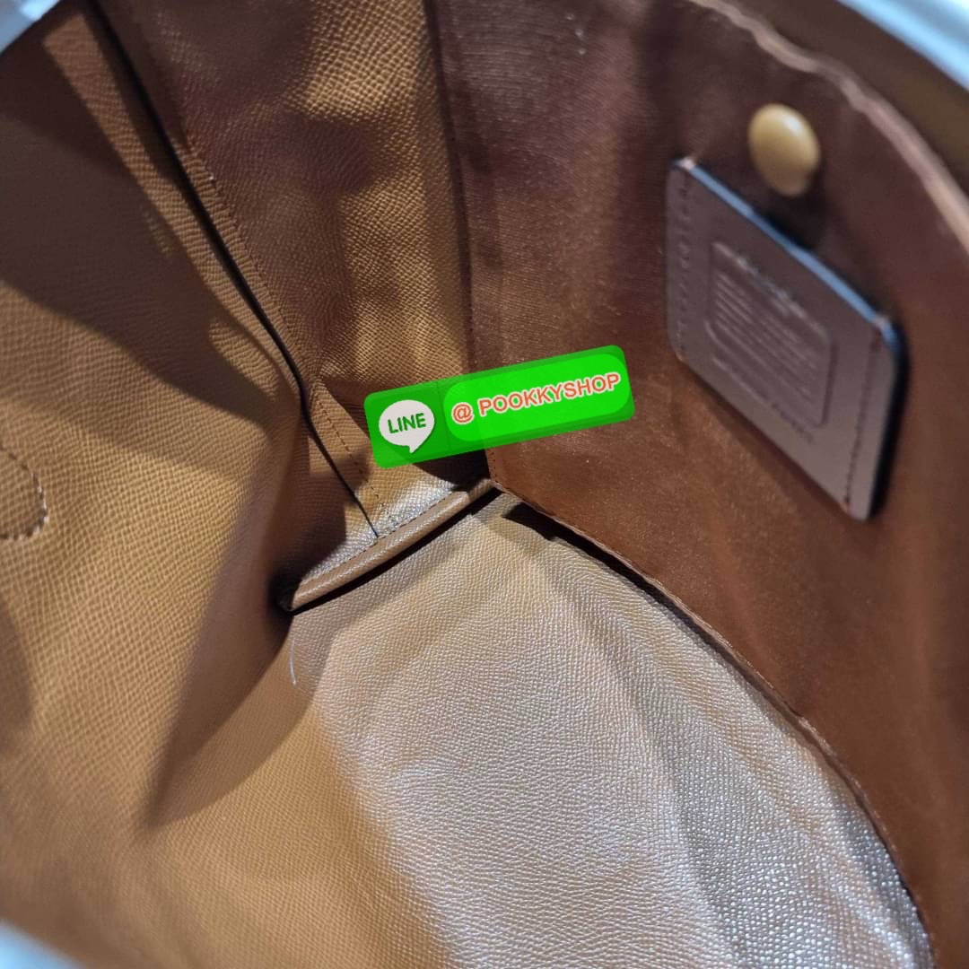 COACH CN183 MINI CITY TOTE IN SIGNATURE CANVAS WITH HORSE AND SLEIGH 🔆 Details รุ่นขายดี กับดีไซน์ใหม่ต้อนรับเทศกาลคริสต์มาสและปีใหม่ กระเป๋าทรงโท้ท ไซส์มินิ น่ารักน่าใช้แบบสุดๆ กะทัดรัด พกพาสะดวก ภายในโล่งกว้าง