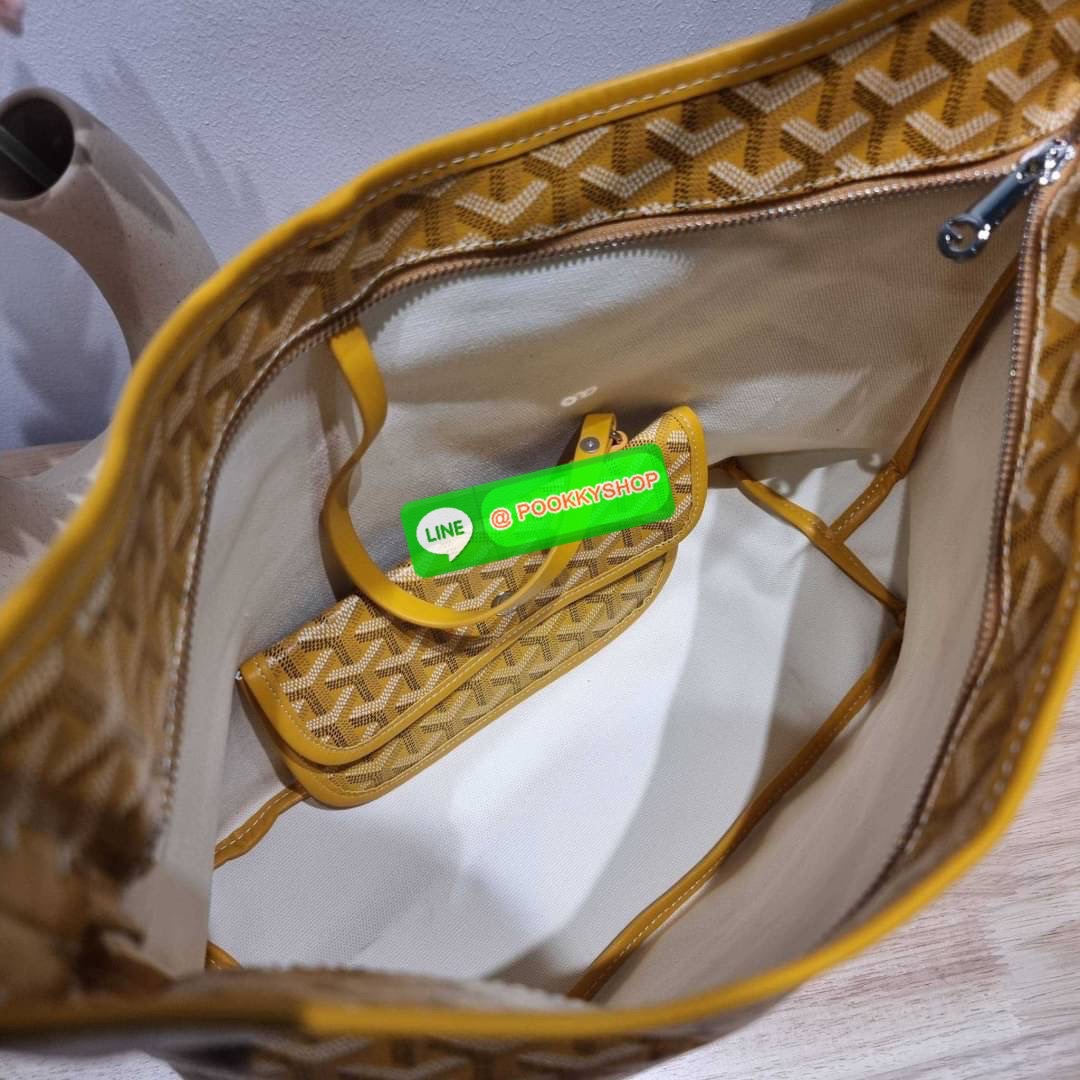 GOYARD BOHEME HOBO BAG ใหม่สุดคุ้ม กับกระเป๋าสะพายทรงโฮโบ ใบใหญ่จุใจ!! มาครบสีขายดี เลิศทุกสี รูปทรงคลาสสิค ดีไซน์เป็นเอกลักษณ์ วัสดุหนังแคนวาสพิมพ์ลายสวยคม ปากกระเป๋ามีซิปเปิด-ปิดกันของหล่นได้ ภายในโล่งกว้างมาก มาพร้อมสายคล้องในตัว ทนทาน สะพายสวยๆได้ทุกว