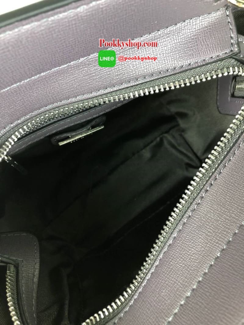 Lyn Handbag กระเป๋าถือ/สะพายวางอยู่ทรง ด้านหน้ามีปั๊มโลโก้แบรนด์ มาพร้อมพวงกุญแจหนังเข้าสีกระเป๋า มีหมุดรองฐานทั้ง 4 มุม หูหิ้วสามารถพับลงได้ เปิดปิดแบบซิป ด้านในมีช่องซิปเล็ก 1 ช่อง สามารถใส่ iPhone plus กระเป๋าเงินใบกลางได้สบายๆค่ะ มีสายสะพายยาวหนังปรับ