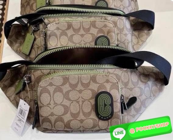 Coach C019 – Charter Belt Bag With Patch (Khaki Green Multi) ใบนี้คือจังหวะสนุกของสีธรรมชาติกับความเท่ที่ใช้งานได้จริง “คาดไว้ไม่ได้แค่ของ…แต่คาดไว้คือสไตล์ที่ไม่ซ้ำใคร” Coach C019 รุ่น Charter Belt Bag โทน Khaki/Green พร้อมโลโก้ Coach Leatherware Patch ข
