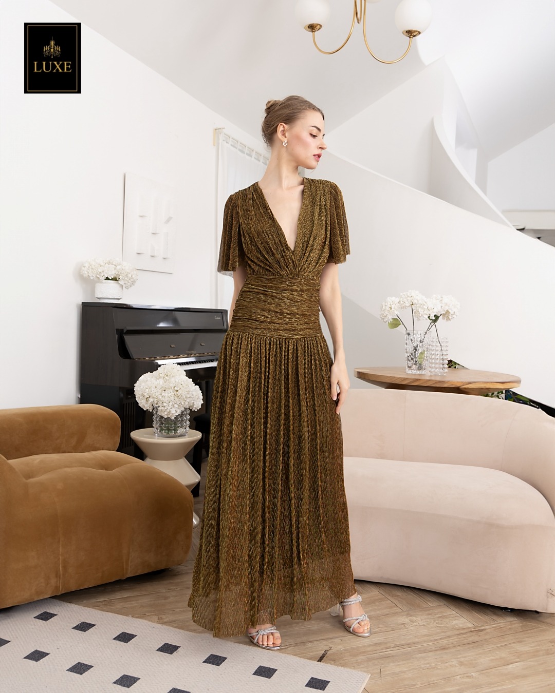 เดรสแฟชั่น แม็กซี่เดรสเสื้อคอวีป้าย แขนระบาย กระโปรงจับเดรปเข้ารูปตรงสะโพก ต่อชายกระโปรงบาน