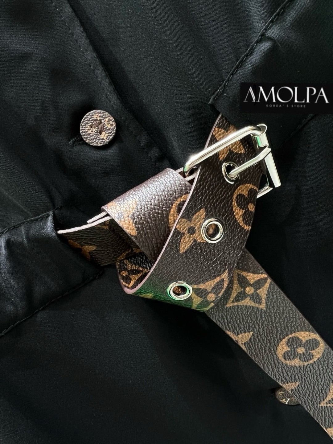 DRESS LOUIS VUITTON แต่งอะไหล่Monogramหนังน้ำตาล สวยหรู แต่งชาระย้า ผ้าดีสุดดดดดดดด ส๊วยยม๊ากกก น่ารักเข้ากันได้ดี๊ ได้ดี สุดฮฮิตตตต น่ารักกกมากกกกกก อย่างดี หนานุ่ม และเย็นๆ ห้ามพลาดเลยน๊า