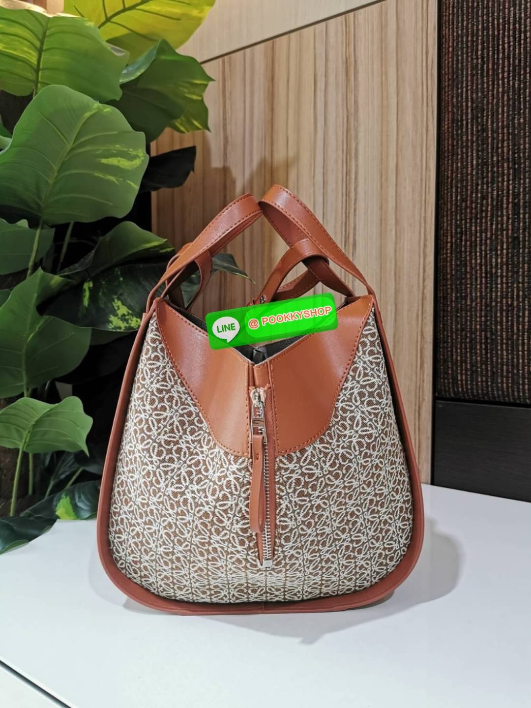 ✴️ห้ามพลาด!✴️NEW ARRIVAL! LOEWE ANAGRAM SHOULDER BAG GIFT WITH PURCHASE (GWP) กระเป๋าถือหรือสะพายพรีเมี่ยมกิ๊ฟ Limited จาก LOEWE PERFUME DUTYFREE COUNTER รุ่นหายากสุดเลอค่าวัสดุ Anagram Canvas ตัดหนังแท้ Calfskin สุดคลาสสิค ขนาดกำลังดี น้ำหน