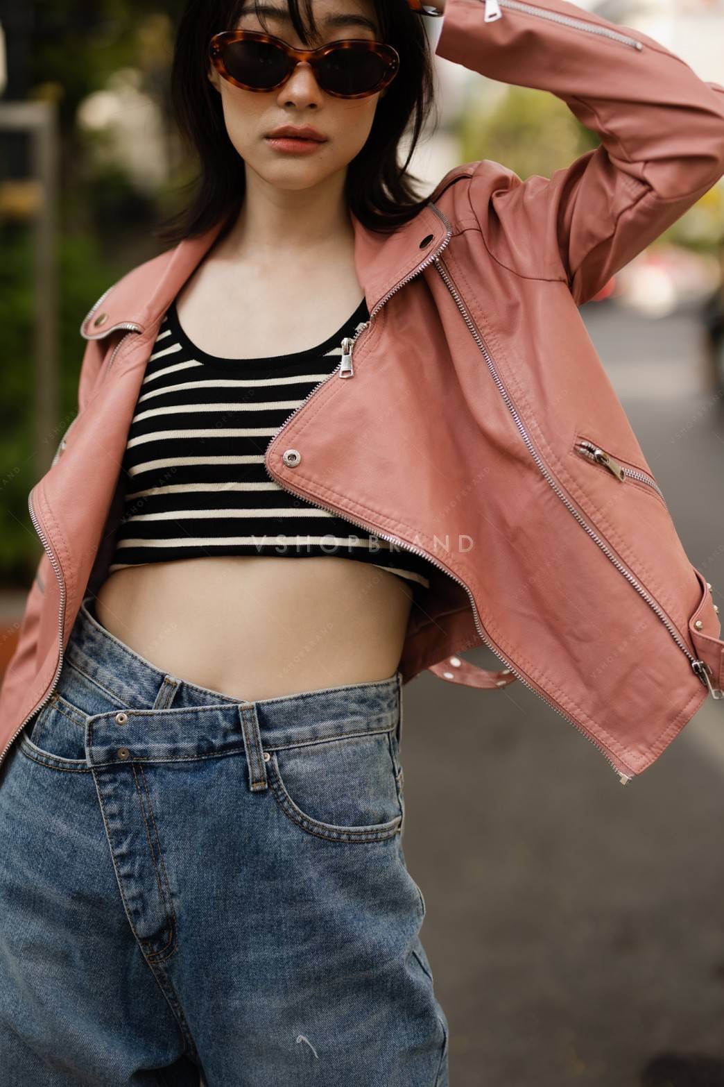 แจ็คเก็ตหนัง pvc เนื้อดีนิ่มๆใส่สบาย แต่งดีเทลสุดชิคด้วย ซิปแขนข้าง พร้อมเชือกคาดเอวล่าง ให้ลุคสาว swag มากๆเลยค่ะ