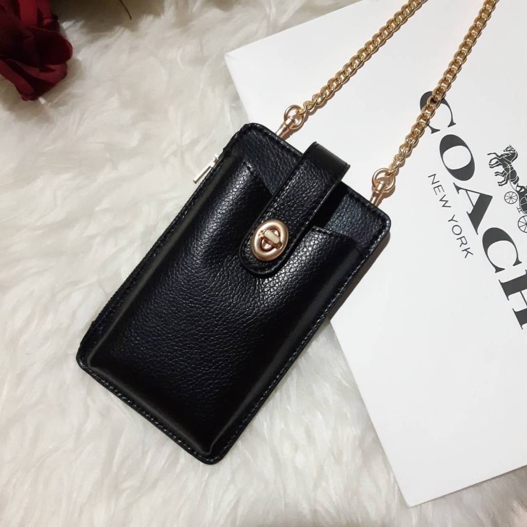 COACH 825 TURNLOCK CHAIN PHONE CROSSBODY IN BLOCKED SIGNATURE CANVAS ฮอตและปังกว่านี้ไม่มีแล้ว!! กระเป๋าเอนกประสงค์ สำหรับใส่โทรศัพท์ ใส่บัตรได้ มีช่องซิปแยกให้ด้วย ขนาดพกพาดีงาม!! 💕 ใส่โทรศัพท์ได้ทุกรุ่นน้า สายสะพายยาวประมาณ 23" (วัดจากไหล่)