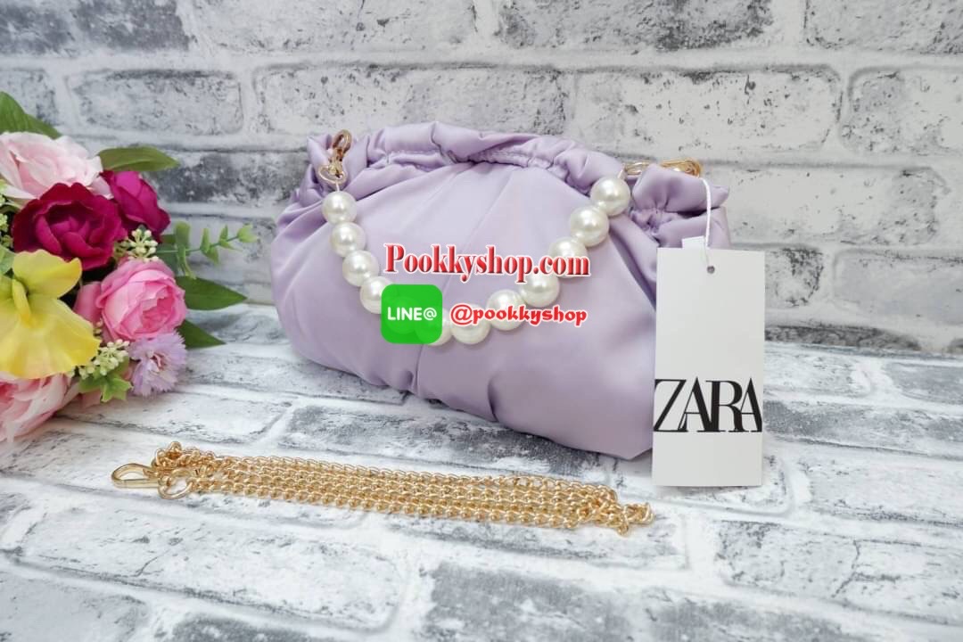 ZARA กระเป๋าหิ้วสะพายข้าง รุ่นนี้ติดเทรนต้นๆเลยก็ว่าได้ สวยหวานมาก ตัวกระเป๋าเป็นเนื้อผ้าเนื้อสัมผัสดีมาก จุดสะดุดตาคือหูหิ้วเป็นไข่มุกเม็ดงามๆเลยจ้า ปิด-เปิดกระเป๋าโดยกระดุมแม่เหล็ก ด้านในกว้างใส่โทรศัพท์รุ่นใหญ่และกระเป๋าสตางค์ใบยาวได้ สายสะพายเป็นโซ่สี