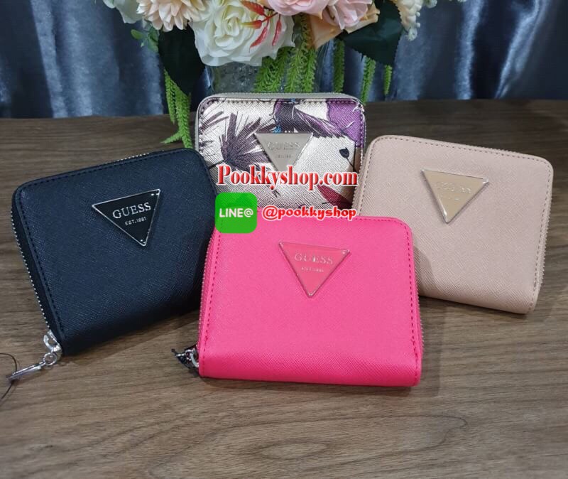 พร้อมส่งรุ่นหายาก! GUESS FACTORY WOMEN'S ZIP AROUND SHORT WALLET กระเป๋าสตางค์สั้นพับ2ตอนซิปรอบหนัง Saffiano ด้านหน้าประดับโลโก้แบรนด์สวยหรู ภายในมีช่องใส่ธนบัตร ใส่แบงก์พัน ช่องใส่เหรียญ และช่องใส่บัตรหลายช่อง ตัวจริงสวยน่าใช้ ภาพถ่ายจากสินค้าจริงค่