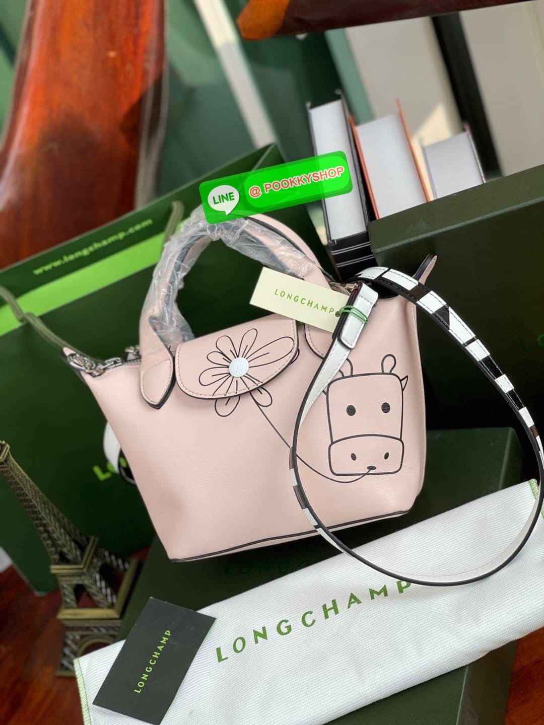 Longchamp Year of OX LE PLIAGE CUIR TOP HANDLE BAG XS Celebrate 2021! ต้อนรับปีวัวด้วยคอลเล็คชั่นพิเศษ วัสดุหนังเมทิส (Metis) หรือหนังแกะเนื้อนุ่มมาพร้อมหูจับขนาดสั้นเหมาะถนัดมือ กระเป๋าทรงไอคอนนิกพร้อมลวดลาย animation สุดน่ารักตรงยุคสมัย เอาใจผู้ที่ชื่นช