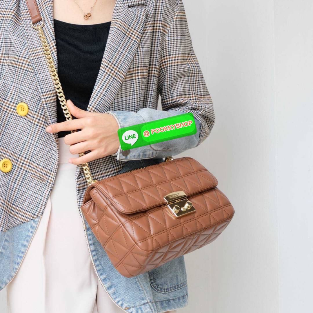 รุ่นขายดีเข้าเพิ่ม สำหรับ KEEP รุ่น ‘ Squash ‘ (( classic size 10” )) ตัวกระเป๋าหนังตัวใหม่ Microfiber ลายหนังสวยมากๆคะ การตัดเย็บประณีตทุกช่อง ทำลายออกมานิ่ม ตึง ตัดกับอะไหล่ทองยิ่งเพิ่มความ Classy ไปอีก