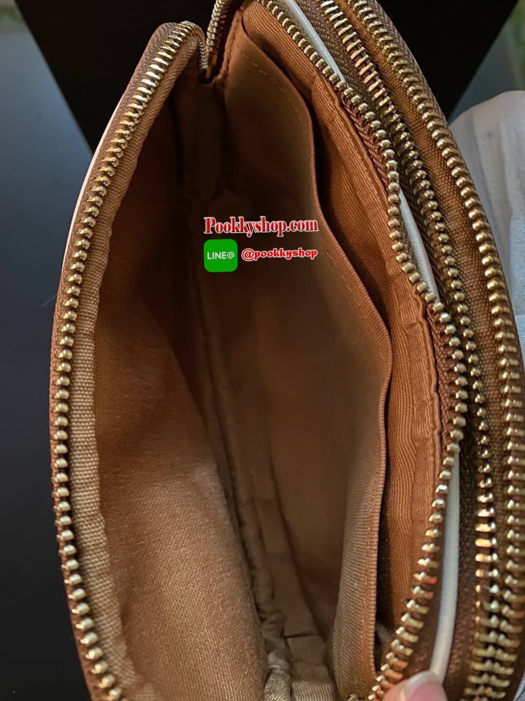 กระเป๋าสะพาย COACH เปิด - ปิดกระเป๋าด้วยซิป มีช่องใส่ของ 2 ช่องใหญ่ ด้านในมีช่องใส่ของ 1 ช่อง