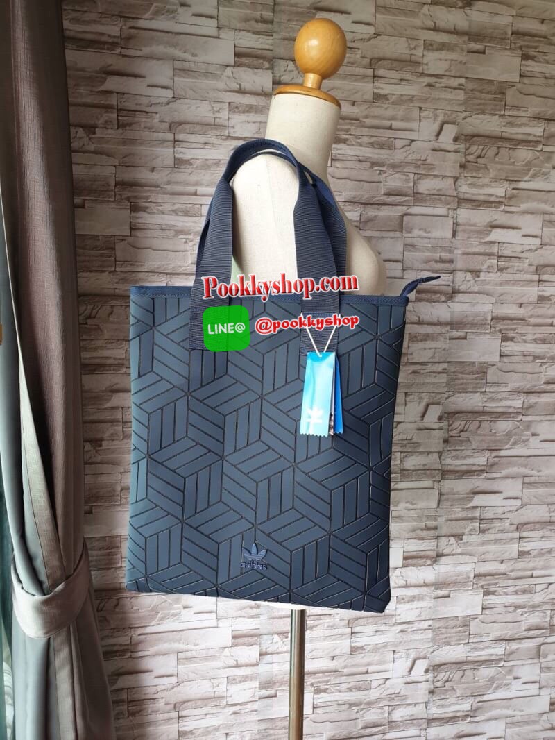 พร้อมส่ง Adidas Original Shopper 3D Tote Bag Trefoil Handbag Classic Sports คอลเลคชั่นสไตล์ Issey Miyake กระเป๋าสะพายข้าง ทรงสวยคลาสสิค แนว Sport สุดฮิต จากแบรนด์ADIDAS วัสดุด้านหน้าเนื้อ matte หนังนิ่ม มีน้ำหนักเบา ด้านหน้ามีแบรนด์ เปิดปิดด้วยซิป ภายในกว