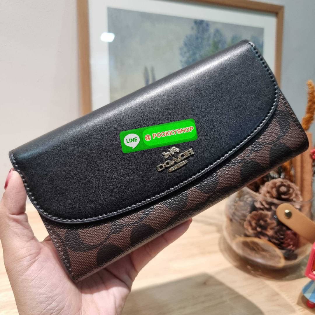 COACH F54022 SLIM ENVELOPE WALLET IN SIGNATURE กลับมาแล้วจ้า!! กระเป๋าสตางค์รุ่นขายดี 🔥 ทรงจดหมายรุ่นฝาพับ สวยคุณหนู หรูเกินราคา วัสดุหนังแคนวาสเคลือบลาย ภายในใส่มือถือได้ ใส่บัตรได้ มีช่องซิปแยกแบ่งเป็นสัดส่วน รุ่นนี้ใช้ยังไงก็ไม่มีเบื่อ สวยคลาสส