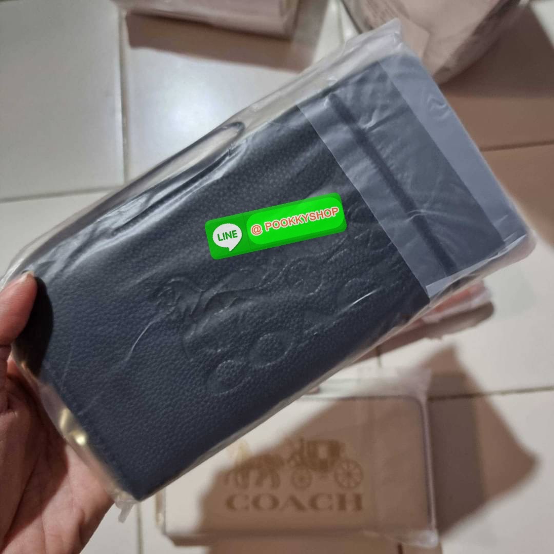 COACH C3548 LONG ZIP AROUND WALLET WITH HORSE AND CARRIAGE พร้อมเสิร์ฟความหรู กับคอลใหม่ สีสวย ผู้ดีขับผิวมาก กระเป๋าสตางค์ใบยาวกึ่งคล้องมือ เรียบหรู โดดเด่นด้วยโลโก้เอกลักษณ์ วัสดุหนัง pepble ทนทาน มาพร้อมสายคล้องมือ ถอดออกได้ ภายในใส่บัตรได้เยอะ มีช่องซ