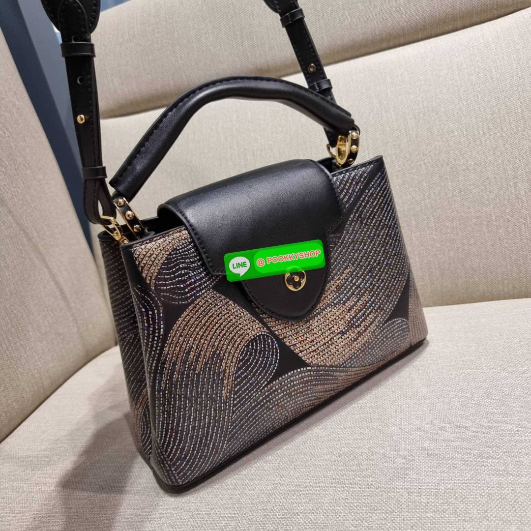 NEW IN!! LV capucines top handle วีไอพีพรีเมี่ยมกิ๊ฟจากเคาน์เตอร์ ที่สุดของความสวยในราคาเบาๆ กระเป๋าถือสุดหรู ดีไซน์ทรงคลาสสิค พร้อมลวดลายหรูหรา มาพร้อมหูจับในตัว ด้วยรูปทรงวินเทจและวัสดุหนังแท้ ขับผิว ทำให้ไอเท็มนี้สะกดทุกสายตาจริงๆ และยังมีลูกเล่นที่ฝาป