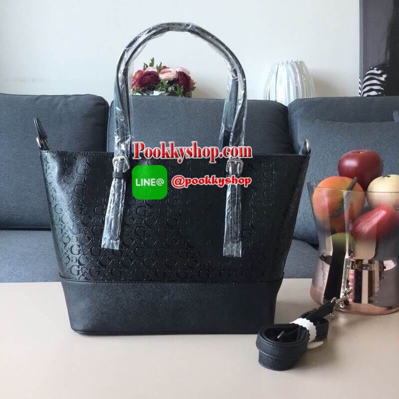 GUESS DELANEY TOTE BAG กระเป๋าทรง shopping วัสดุหนังแก้วเงาสวย น้ำหนักเบา ด้านหน้าประดับด้วยโลโก้แบรนด์สุดหรู เปิดปิดกระเป๋าด้วยซิปสะดวกใช้ ด้านในโล่งกว้าง มีช่องซิปและช่องเล็กสำหรับใส่ของ ซับในลายแบรนด์ รุ่นนี้มาพร้อมสายสะพายยาวปรับได้ ถอดได้ จะใช้แบบสะพ