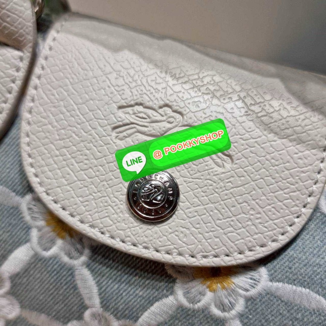 Longchamp le pliage collection XS handbag 🔆 Details น่ารักสดใสรับซัทเมอร์ กับกระเป๋าถือไซส์มินิ ขนาดเล็กพกพาสะดวก โดดเด่นด้วยลวดลายปักบนผ้าโทนสีพาสเทล รูปแบบและสไตล์เป็นเอกลักษณ์ เปิด-ปิดง่ายด้วยซิป มีหูจับถือในตัว และสายสะพายข้างปรับได้ ภายในเป็น