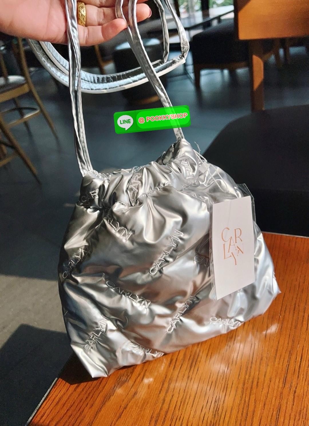 CARLYN TWEE MINI BAG #ไม่มินิตามชื่อจ้าา😘 💌พร้อมส่ง!สวยฉ่ำๆทุกสี ไม่มีไม่ได้แล้วจ้าา📌 ✔️กระเป๋าวัสดุไนล่อนอย่างดี นิ่มฟู ปักลายแบรนด์อันเป็นสัญลักษณ์ของรุ่นทั้งใบสวยงามค่ะ