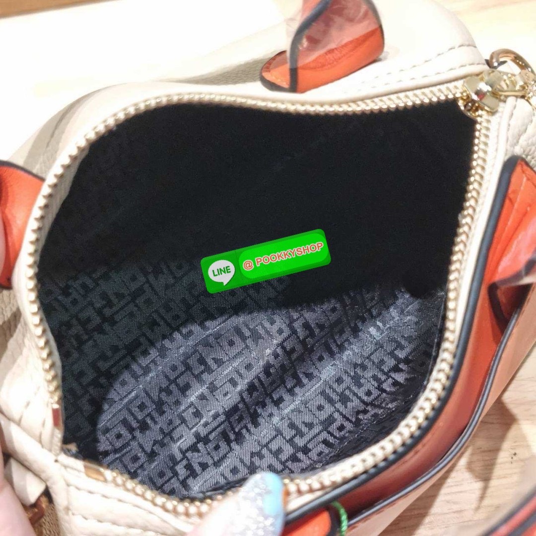 Longchamp le pliage xtra XS leather crossbody bag 🔆 Details มาใหม่! กับกระเป๋าถือ/สะพายรุ่นยอดฮิต ที่มาในดีไซน์ทูโทน โดดเด่นมีกิมมิค น่ารักน่าใช้สุดๆ รูปทรง cylinder ใช้งานง่าย ฝากระเป๋ามีช่องเล็กๆให้ได้ใส่บัตร ใส่ธนบัตรแบบหยิบจับง่ายๆ ช่องหลักเป็