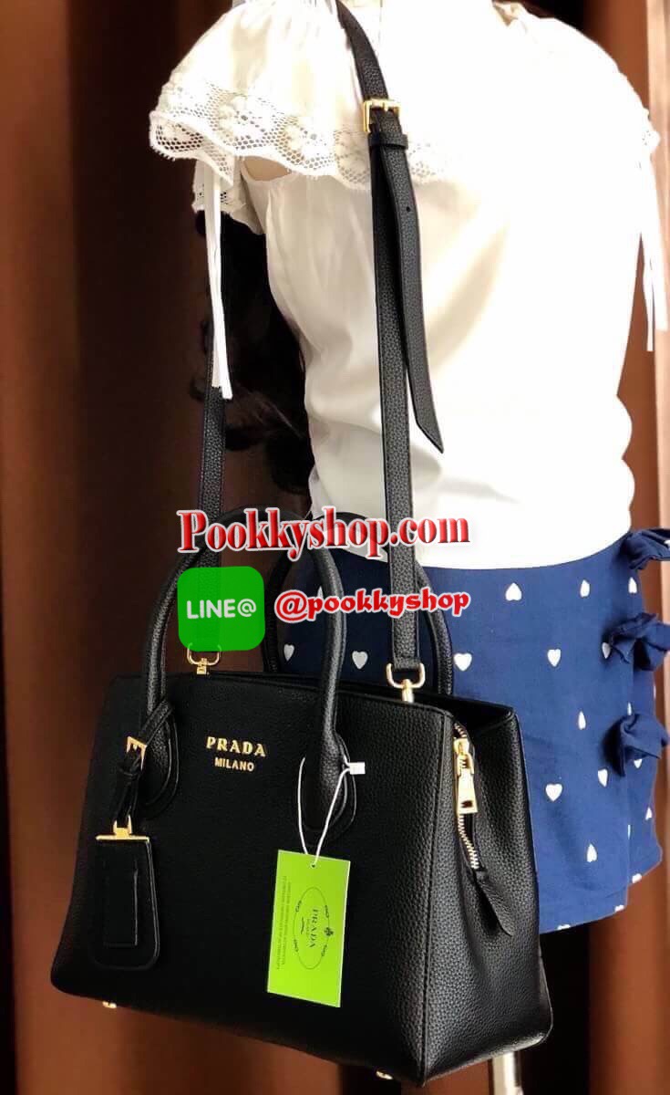 สินค้าพรีเมียมกิฟ กระเป๋าใส่น้ำหอม เครื่องสำอางค์ ของสมนาคุณขอบคุณลูกค้า VIP GIFT VIP MEMBER จากเคาน์เตอร์เครื่องสำอางค์ ⠀ Prada Limited edition กระเป๋าอเนกประสงค์ทรงสวยหนังลายลิ้นจี่ มีสายยาว เลิศมาก สะพายยาวหรือถือได้ค่ะ ขนาดใบกลาง ใช้แล้วสวยมากๆน้ำหนัก