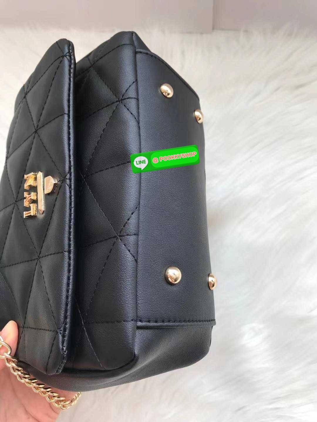 Lyn ลายตารางสุดฮิต หนังนิ่ม ตั้งอยู่ทรง ประดับพวงกุญแจรูปตัว L เปิดปิดด้วยกระดุมแม่เหล็ก สะดวกใช้