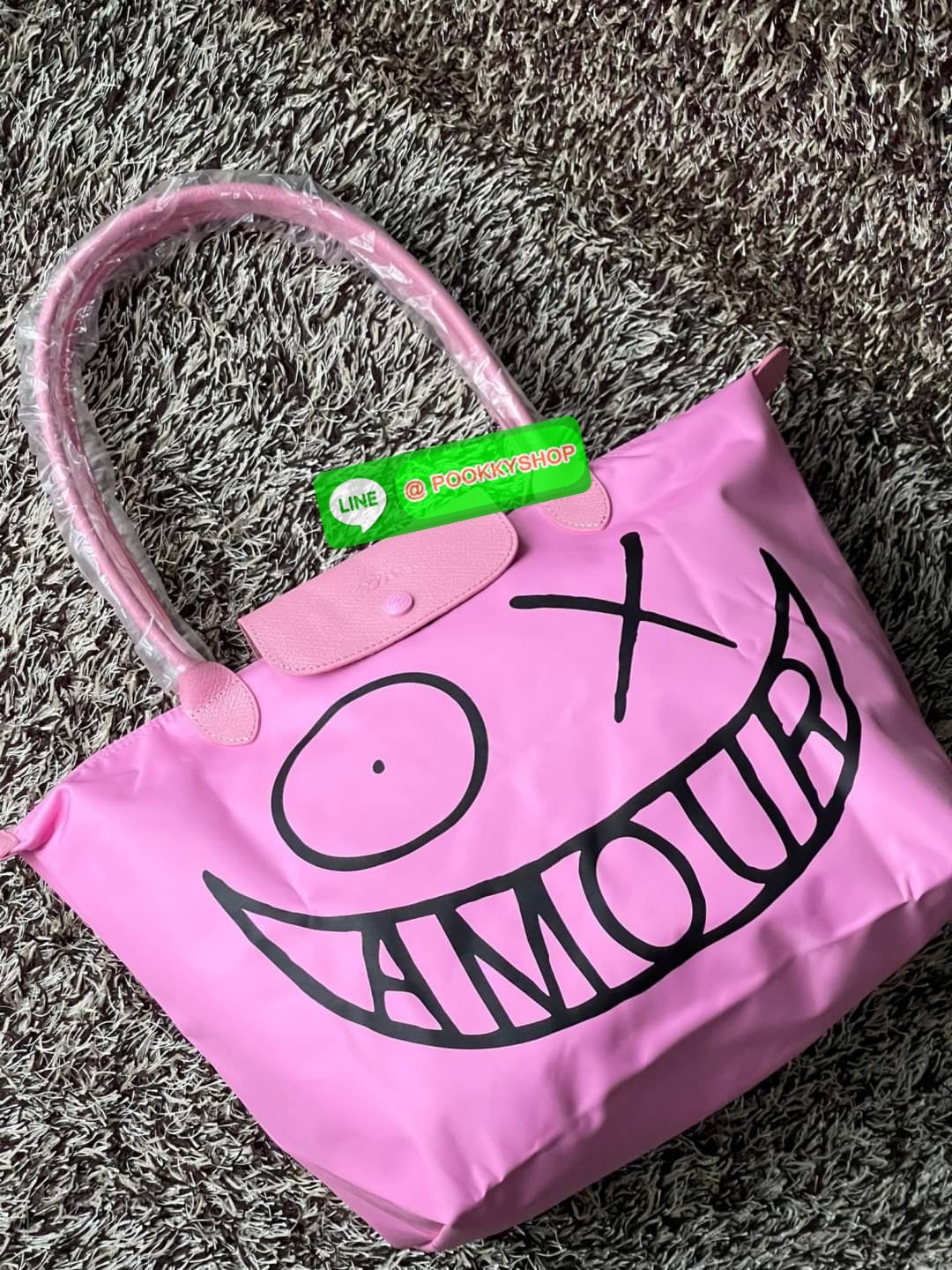 ð Longchamp x AndrÃĐ Le Pliage Large Shoulder Bag āļāļāļĨāđāļĨāļāļāļąāđāļāļŠāļļāļāļāļīāđāļĻāļĐāļāļēāļāļĨāļāļāļāļāļāļāđ âLongchamp & AndrÃĐâ āļāļĩāđāļĄāļĩāļĻāļīāļĨāļāļīāļāļāļĢāļēāļāļīāļāļĩāđāļāļ·āđāļāļāļąāļ āļāļąāļāđāļāļĢ āļāļēāđāļĢāļ§āļē (Mr. AndrÃĐ Saraiva) āđāļāđāļēāļāļāļāļāļēāđāļĢāļāđāļāļāļĢāđāļāļēāļĢāđāļāļđāļāļŠāļļāļāļĢāđāļēāđāļĢāļīāļāļāļĒāđāļēāļ âāļĄāļīāļŠāđāļāļāļĢāđāđāļ (Mr. A)â āļĄāļēāļĢāđāļ§āļĄāļāļāļāđāļāļāļāļĢāļ°āđāļāđāļēāļāļāļĨāđāļĨāļāļ