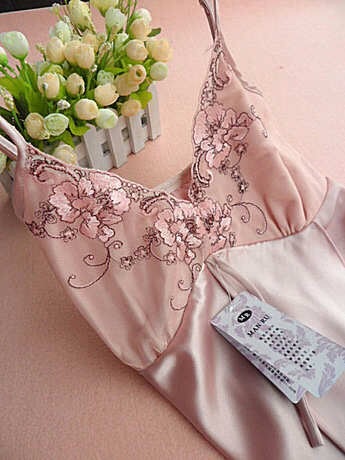 ชุดนอนผ้าไหม สายเดี่ยว แต่งลูกไม้ปัก เกรดพรีเมี่ยม สีชมพูอ่อน เนื้อผ้าเกรดหรู ไฮโซสุดๆคะ