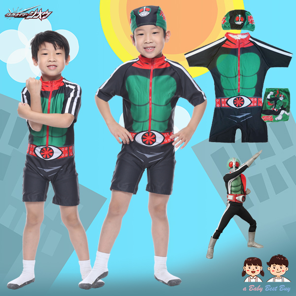 "( For Kids ) Swimsuit for Boys ชุดว่ายน้ำ เด็กผู้ชาย Masked Rider V1 ชุดบอดี้สูทสีดำ มาพร้อมหมวกว่ายน้ำและถุงผ้า สุดเท่ห์ ใส่สบาย ลิขสิทธิ์แท้