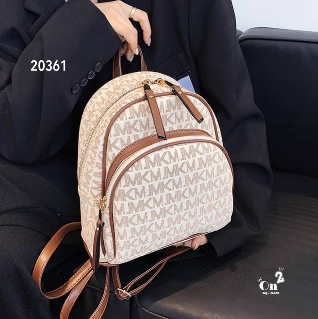 กระเป๋าสะพายเป้แฟชั่นมาใหม่ งานสไตล์แบรนด์ งานซิปมี 2 ช่องใช้งาน ขนาดกำลังดีน่าใช้มากค่ะ พร้อมส่งค่า