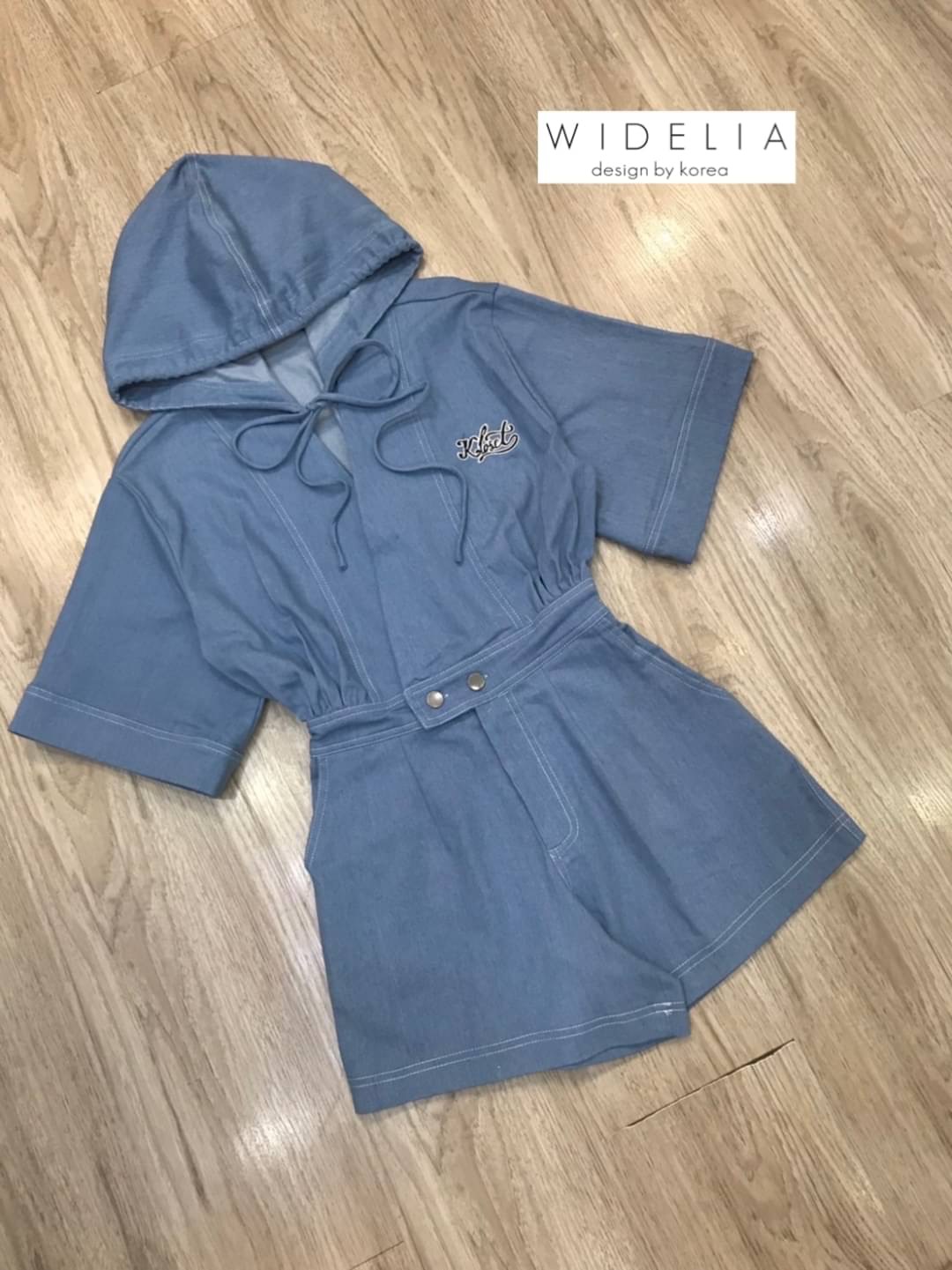 Jumpsuit>>งานดีขนาดนี้ไม่จัดไม่ได้แย้วววว ความสวยเราจัด เต็ม 💯 จั๊มยีนขาสั้นคอวีแต่งฮูดสวยแขนสั้นน่ารักสุดอ่ะ ตัวจั๊มติดกระดุมช่วงเอวเข้ารูปกระเป๋าสองข้าง หลังสม๊อคยีอได้จ้า คัตติ้งเป๊ะ บอกเลยมันสุดยอดจริงๆ ใส่เที่ยวถ่ายรูป รับรองน่ารักใช่ย่