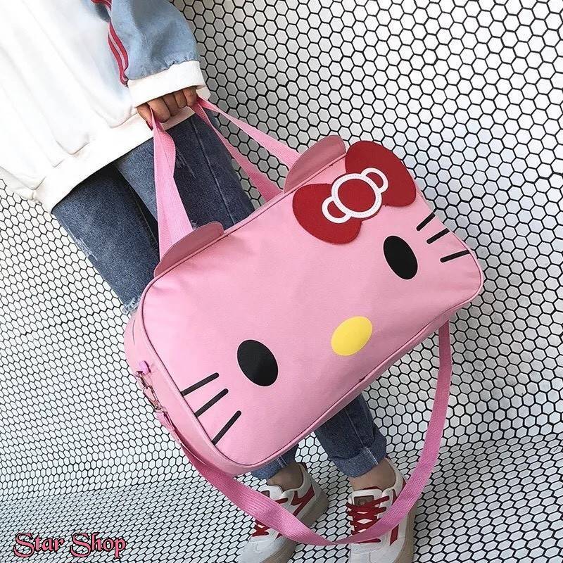 แบบขายดี มาเพิ่มค่ะ กระเป๋าแฟชั่นนำเข้า มาใหม่ พร้อมส่ง กระเป๋าเดินทางลาย KITTY น่ารักมาก วัสดุผ้าร่มกันน้ำ ด้านในใส่ของได้เยอะ ขนาดกำลังดีจะถือหรือสะพายก็สะดวก ใบนี้สุดคุ้มมากจ้า