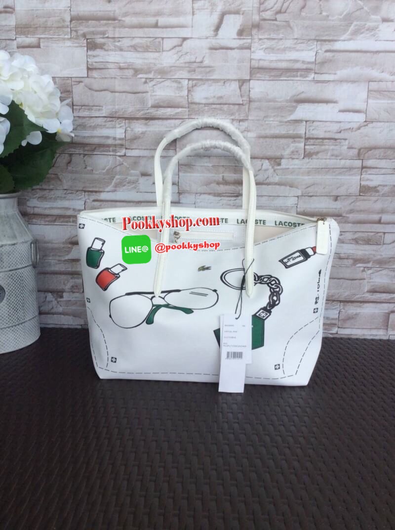 ลาคอส pu split cow leather bag รุ่นขายดีค่ะ!! กระเป๋าทรง shopping ลายกราฟฟิก ลายสดใส พร้อมส่งหลากสีรุ่นฮอตฮิตตลอดกาล แบบสวยคลาสสิค ใช้ได้ในทุกวัน ด้านหน้าประดับโลโก้จระเข้สัญลักษณ์แบรนด์ เปิดปิดกระเป๋าแบบซิป ที่จับหัวซิปปั้แบรนด์ ภายในกว้างใส่ของจุ มีช่