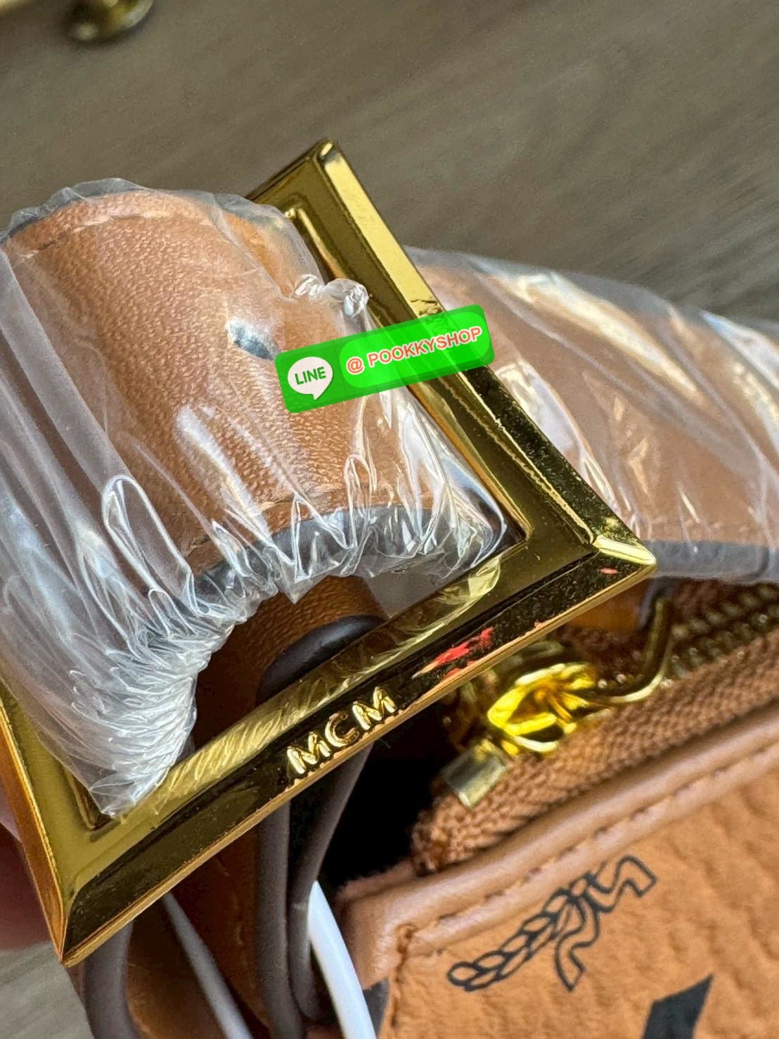 MCM Aren Hobo In Visetos กระเป๋าสไตล์คลาสสิก โดดเด่นด้วยรูปลักษณ์ ที่สามารถสะพายขึ้นไหล่ และยังมีสายสะพายเพิ่มให้1เส้น ต่อเป็นสายยาวสะพายพาดลำตัวได้ ฝากกระเป๋าเปิดปิดด้วยซิป แต่งดีเทลแท็กหนังที่ถอดออกได้และกุญแจพร้อมลูกสลักโลโก้