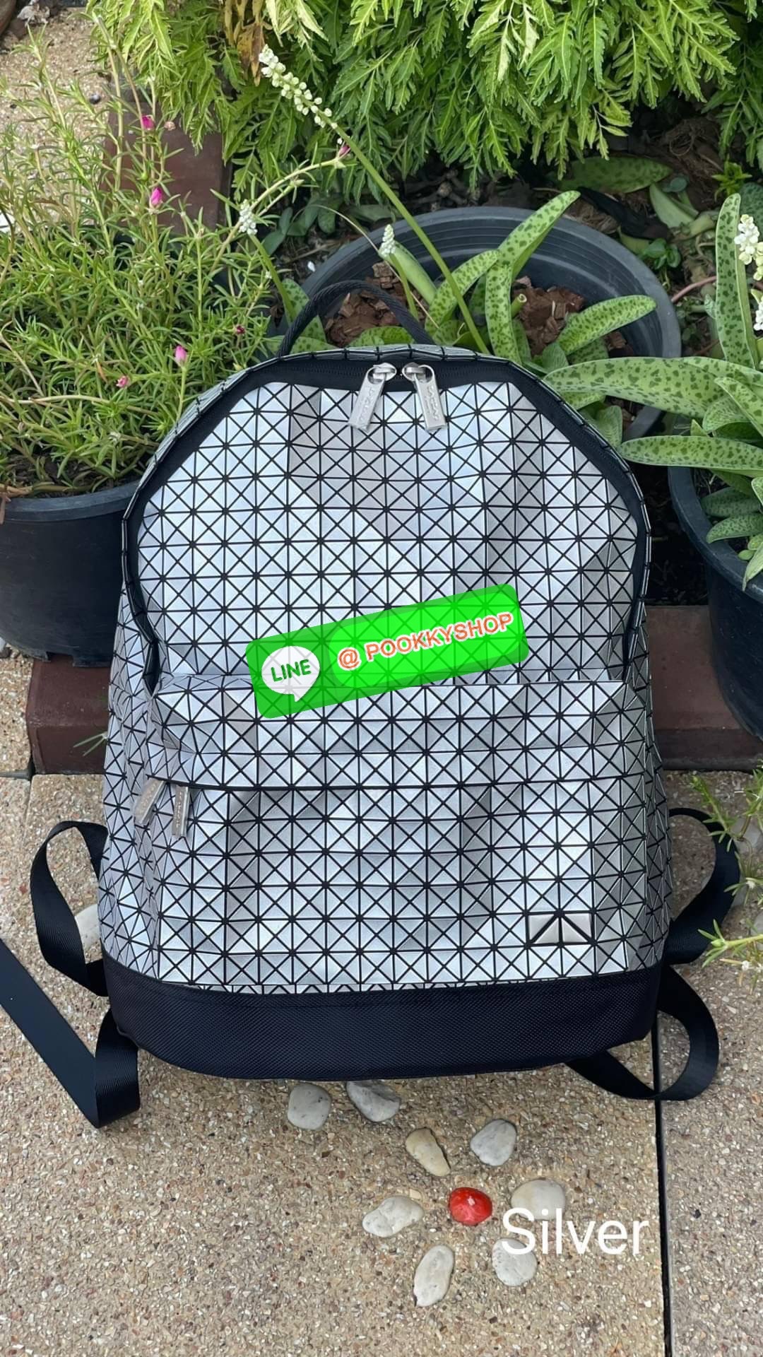 Bao Bao Issey Miyake Daypack geometric backpack กระเป๋าเป้ทรงคลาสสิก รองรับน้ำหนักได้ดี เหมาะกับการเดินทาง เป้สะพายหลังรุ่น Daypack One-Tone Backpack มาในรูปทรงกระเป๋าเป้สุดคลาสสิก โดดเด่นด้วยการออกแบบที่เป็นเอกลักษณ์ วัสดุสามเหลี่ยมขนาดเล็กพิเศษ ได้กลิ่น