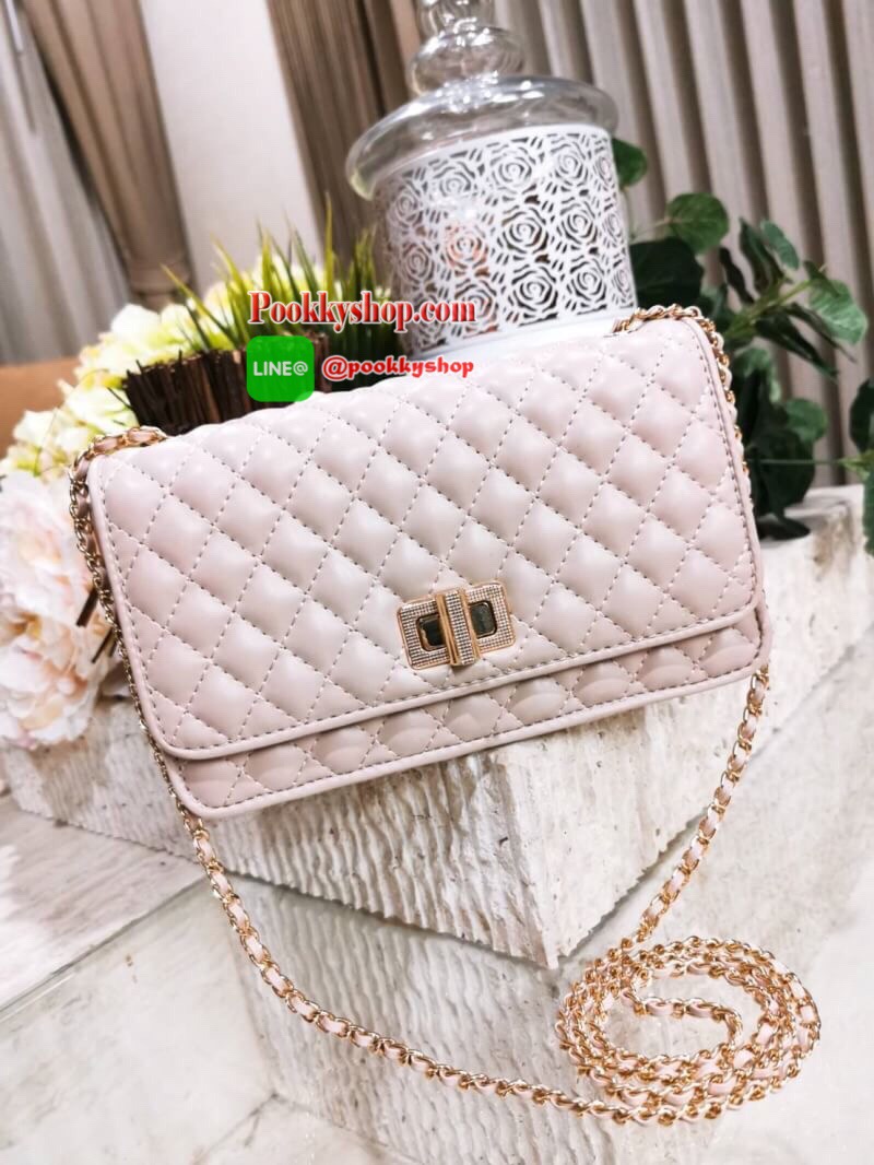 พร้อมส่ง! BEST SELLER! CHARLES & KIETH MINI CLUTCH BAG กระเป๋าสะพายทรงคลัชรุ่นยอดนิยมดีไซน์คลาสสิควัสดุหนังนิ่มลายตารางสวยอยู่ทรงขนาดมินิสไตล์ Chanel เปิดปิดด้วยตัวล๊อคแบบบิดอะไหล่ทอง ด้านหลังประดับโลโก้แบรนด์สวยดูดี มาพร้อมสายสะพายโซ่ร้อยหนัง Crossbody ไ