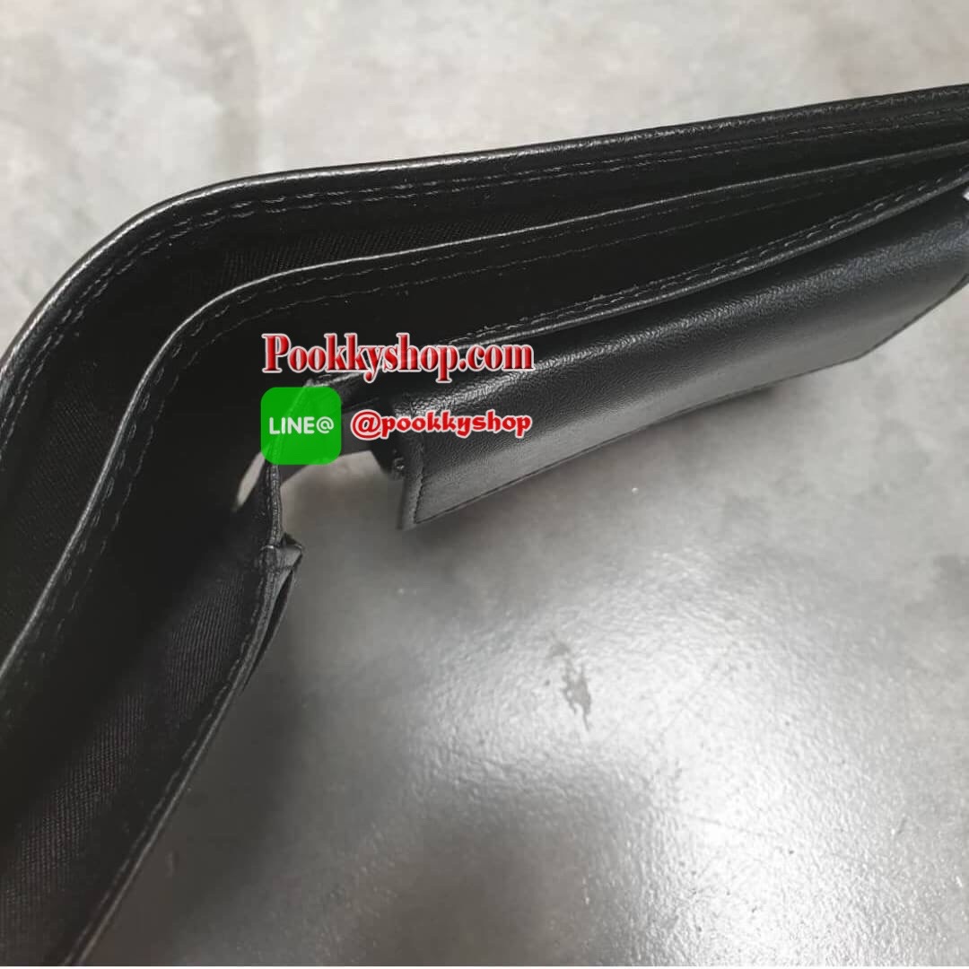 กระเป๋าสตางค์+เข็มขัด Levi's กระเป๋าด้านหน้าปั๊มโลโก้แบรนด์ด้านในมีช่องใส่บัตร และมีช่องใส่ธนบัตร 2 ช่อง มีช่องใส่เหรียญด้วย ส่วนตัวเข็มขัด Levi's หัวเข็มขัดเป็นแบบลำลอง ด้านหน้าปั๊มอักษรแบรนด์ ตัวสายสีน้ำตาลดำ ด้านหลังปั๊มชื่อแบรนด์ มีแท็กป้ายต