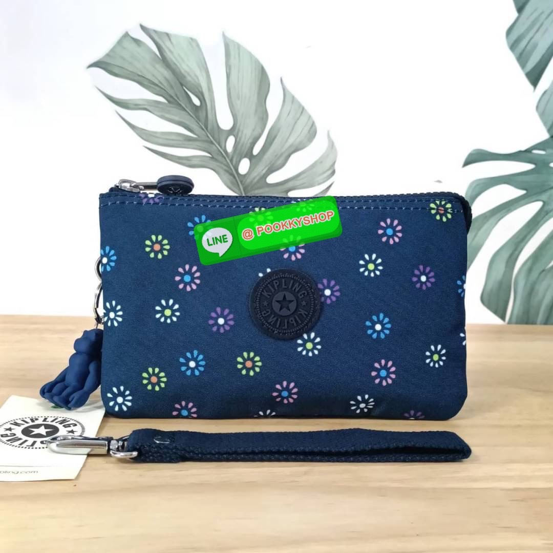 Kipling Creativity Large Pouch วัสดุ Nylon 100% กระเป๋าคล้องมือขนาดพอเหมาะ 7.25 นิ้ว พกพาสะดวก เปิด-ปิดด้วยซิปเดียวใช้งานง่าย ด้านในมีช่องกว้าง 2 ช่องและช่องซิปเล็กตรงกลางอีก 1ช่อง ใช้งานได้สะดวก สามารถใส่มือถือ 7.5 นิ้วได้ กุญแจรถ ธนบัตรได้ ล็อตนี้มาพร้อ