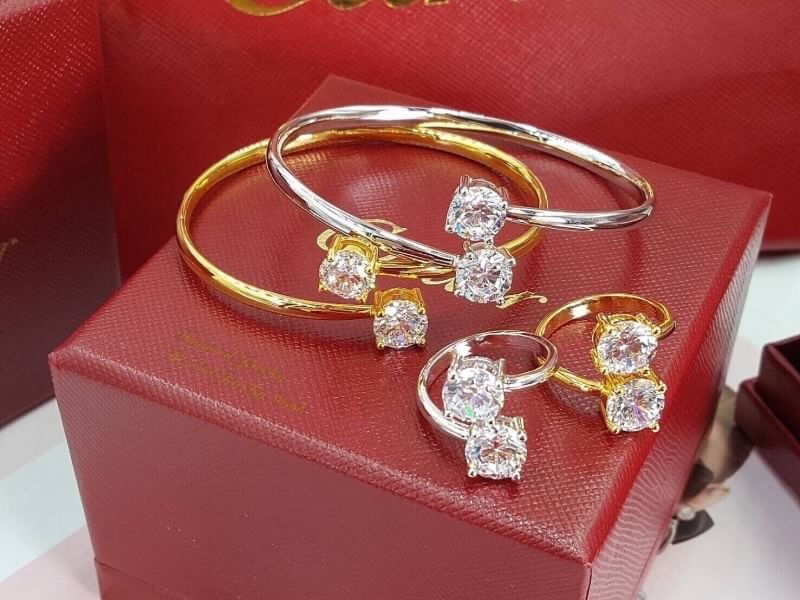 Super Hi-End Quality !!!! เซตแหวน + กำไลงานเพชรพรีเมี่ยม CZ เพชรโคลนนิ่งเหมือนเพชรแท้มากๆค่ะ รุ่นนี้เพชรคัดเกรด 6A รุ่นนี้กำไลขนาด 3 กะรัต แหวนขนาด 3 กะรัต เพชรคัด ขาว ใส เหลี่ยมเพชรเหมือนเพชรแท้เป๊ะคะ ตัวเรือนชุบ 5 ไมครอน ชุบทองหนาอย่างดีค่ะ งานเกรดเดียว