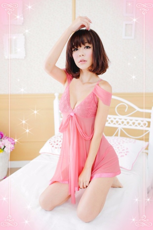ชุดนอนเซ็กซี่ ชุดนอน ซีทรู สีชมพู หวานมั่ก แต่งผ้าลูกไม้ที่หน้าอกและขอบชุดเป็นริบบิ้น สายเดี่ยวแบบเปิดไหล่ และสายคล้องไขว้ช่วงอกเพิ่มความเซ็กซี่ สายปรับชุดระดับได้ เนื้อผ้าหรู เกรดพรีเมี่ยม ทิ้งตัวมีน้ำหนัก หรูมากคะ