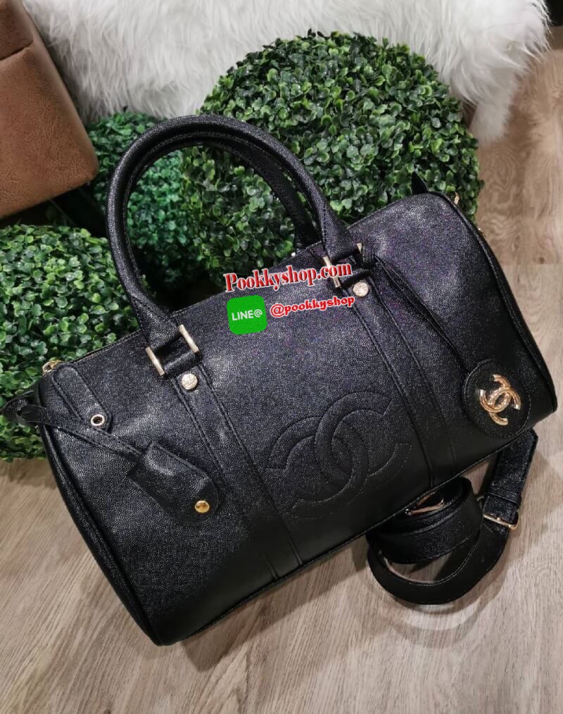 NEW! CHANEL CAVIAR LARGE HANDBAG VIP GIFT WITH PURVHASE กระเป๋าเดินทางใบใหญ่รุ่น Limited Edition - GWP พรีเมี่ยมกิ๊ฟของเเท้จาก Chanel Counter หนังคาเวียร์เนื้อหนาสีดำขึ้นลายสวยหรูอยู่ทรง ด้านหน้ามีโลโก้แบรนด์ เปิดปิดด้วยซิปสะดวกใช้ ประดับTAG โลโก้แบรนด์อะ