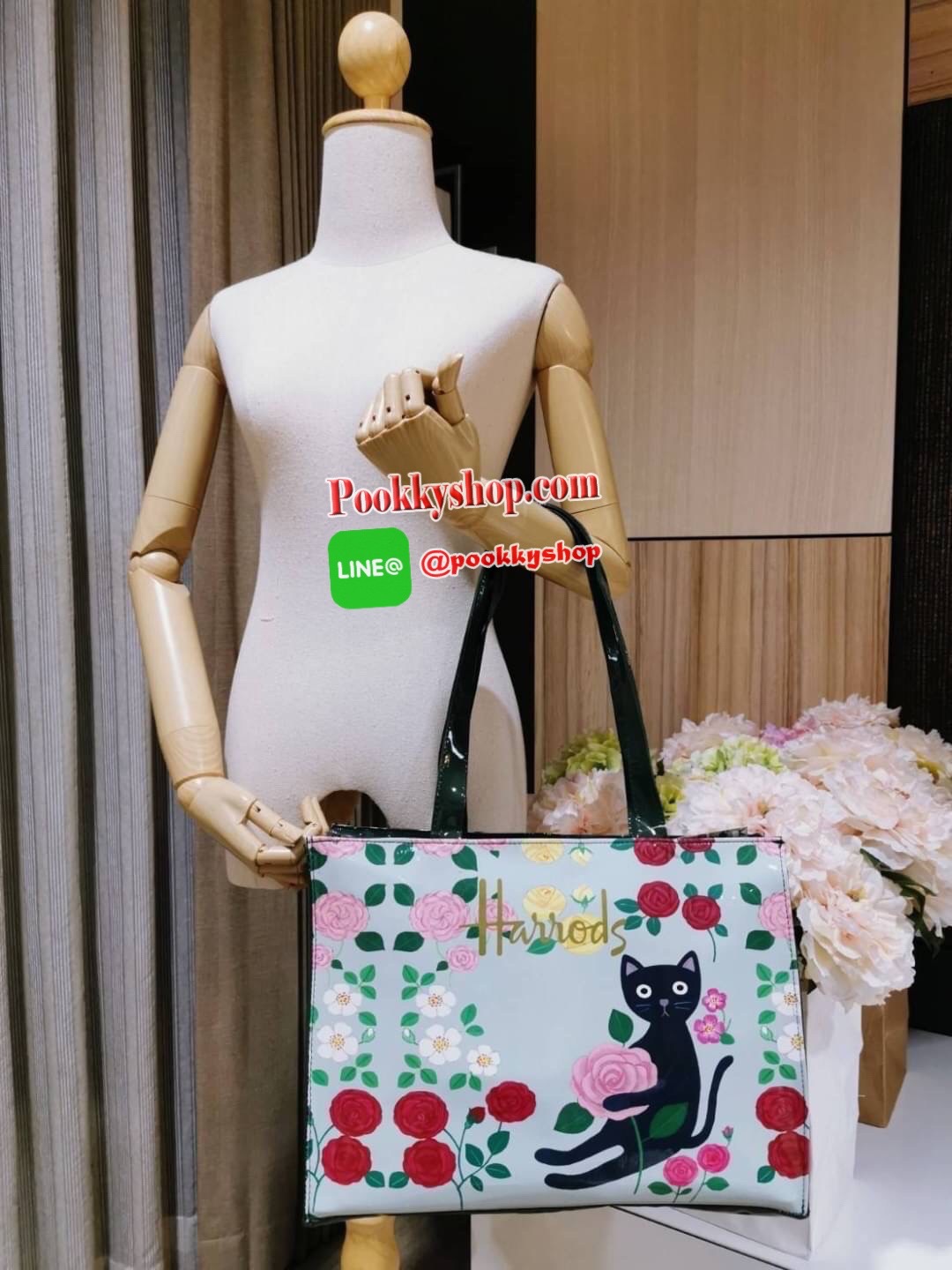 Restock พร้อมส่งแล้วค่ะ! Harrods London Top-handle Shopping Bag Large กระเป๋า Shopping Bag (Size L) แบรนด์ดังจากอังกฤษไอเท็มยอดนิยม PVC+Polyester 100% ของแท้ใบใหญ่ เนื้อหนาอยู่ทรง กันน้ำ แข็งแรง น้ำหนักเบา เปิดปิดด้วยซิปสะดวกใช้หัวซิปปั้มโลโก้แบรนด์อะไหล่