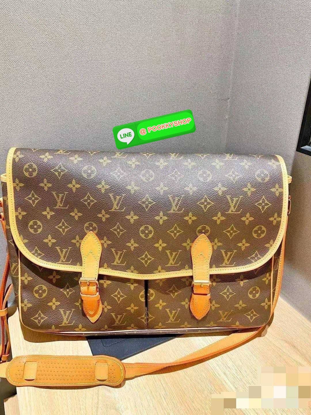 LV GIBECIERE CROSSBODY BAG กระเป๋าสะพายข้างใบใหญ่ ทรงแมสเซนเจอร์ เอาใจหนุ่มๆ ดีไซน์วินเทจ ย้อนยุค คลาสสิคไม่มีเบื่อ วัสดุหนังแคนวาส ทนทาน เปิด-ปิดด้วยสายคาดปรับระดับได้ ภายในมีช่องแบ่งเป็นสัดส่วนอย่างดี มีช่องซิป สายสะพายปรับได้ตามชอบ ใส่ของได้เลยแบบจุใจ
