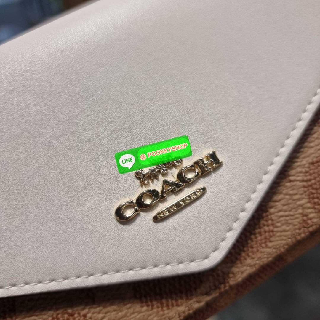 COACH 31547 SOFT WALLET IN COLORBLOCK SIGNATURE CANVAS คัมแบคแล้วน้า กับไอเท็มหายาก กระเป๋าสตางค์ใบยาวแบบพับ ขนาดกำลังสวย ดีไซน์คลาสสิคเอกลักษณ์ วัสดุหนังแคนวาสเคลือบลาย เปิด-ปิดด้วยกระดุม ภายในใส่บัตรได้เยอะ ใส่ธนบัตรได้สบายๆ ใบจริงสวยปังทุกสี ใครมองหากร