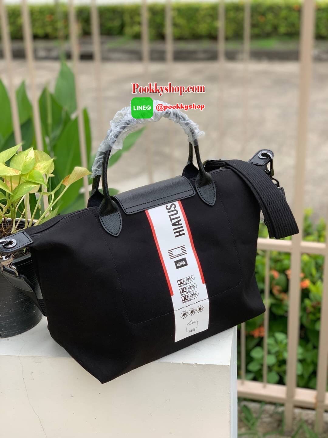 Longchamp by shayne oliver top handle Bag L อีกหนึ่งคอลเลคชั่นแบบลิมิเตทที่ออกแบบโดย Shayne Oliver นักดีไซน์เนอร์ชื่อดังระดับโลก ด้วยรูปทรงกระเป๋าที่ออกแบมาเพือใช้ได้ในชีวิตประจำวัน เน้นความเรียบหรู และง่ายต่อการถือและสะพายอย่างคล่องตัว ใส่สิ่งของได้เยอะส