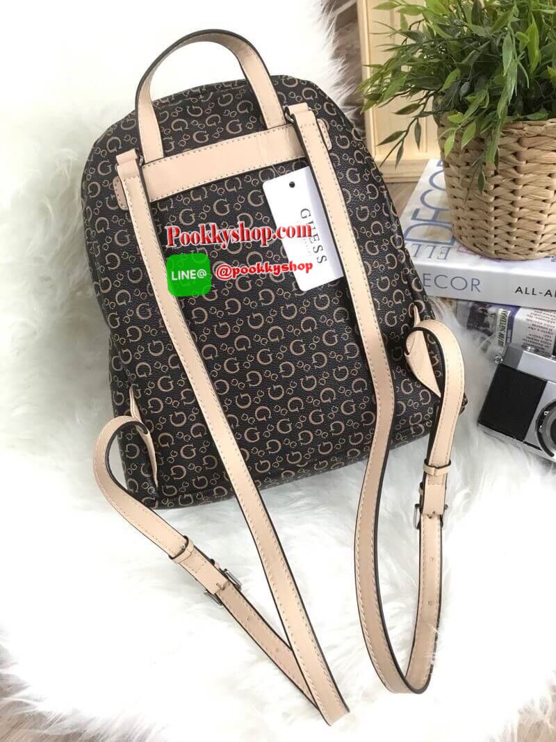 Don't Miss! GUESS WOMAN'S FACTORY BACKPACK กระเป๋าเป้ขนาดกำลังดีวัสดุหนังแกะสังเคราะห์นิ่มสวยน้ำหนักเบา มีหูหิ้วเเละสายสะพายหลังเลื่อนปรับได้ ด้านหน้ามีโลโก้และช่องซิป เปิดปิดด้วยซิปสะดวกใช้ ภายในกว้างใส่เอกสาร ipad ของใช้ได้เยอะ จะสะพายไปเรียนไ
