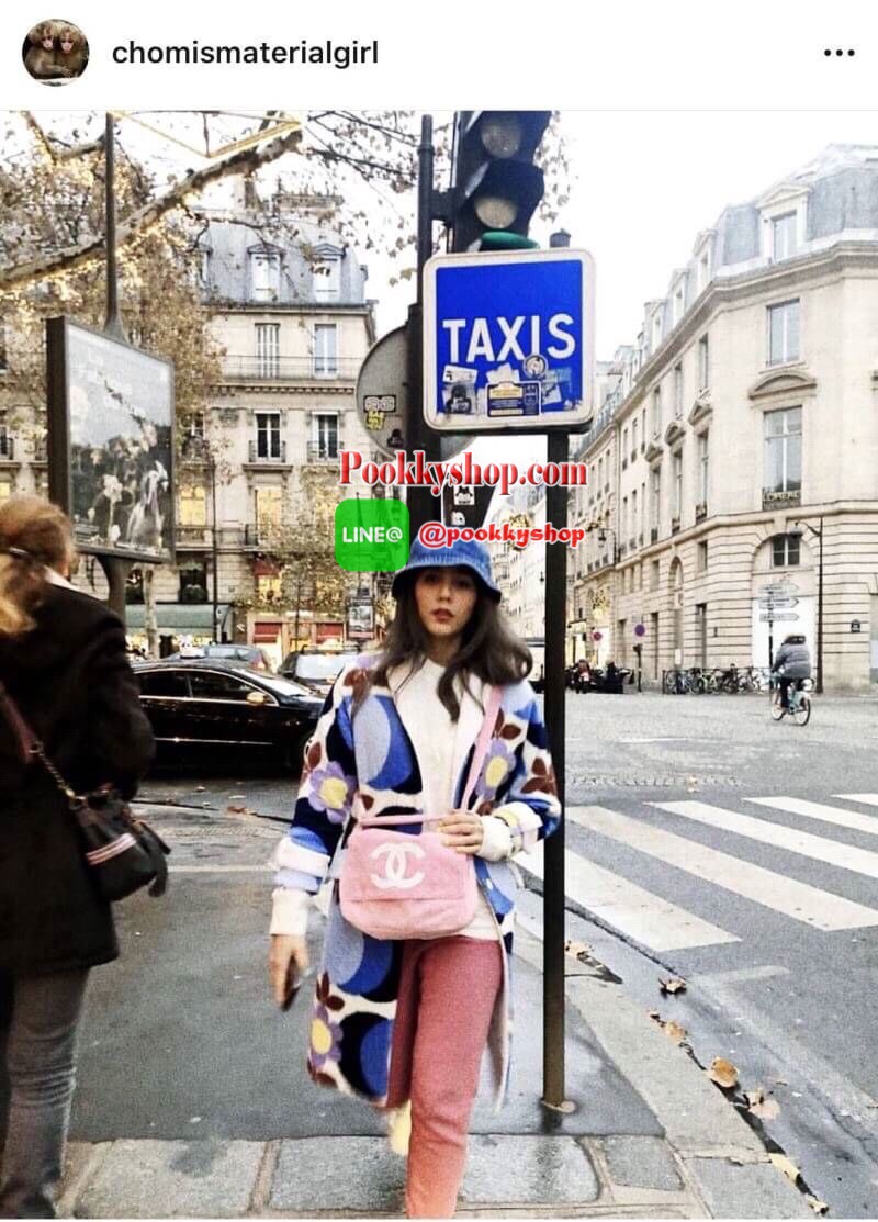 BEST SELLER! Chanel Beaute Crossbody Bag Gift With Purchase (GWP) กระเป๋าสะพายรุ่นฮิตพรีเมี่ยมกิ๊ฟของเเท้จาก Chanel Cosmetic Counter รุ่นแนะนำวัสดุขนวูฟหนานุ่มตัดโลโก้แบรนด์หนังแก้วสวยโดดเด่น น้ำหนักเบา เปิดปิดด้วยฝาปิดกระดุมแม่เหล็ก ขนาดกำลังดีสามารถใส่