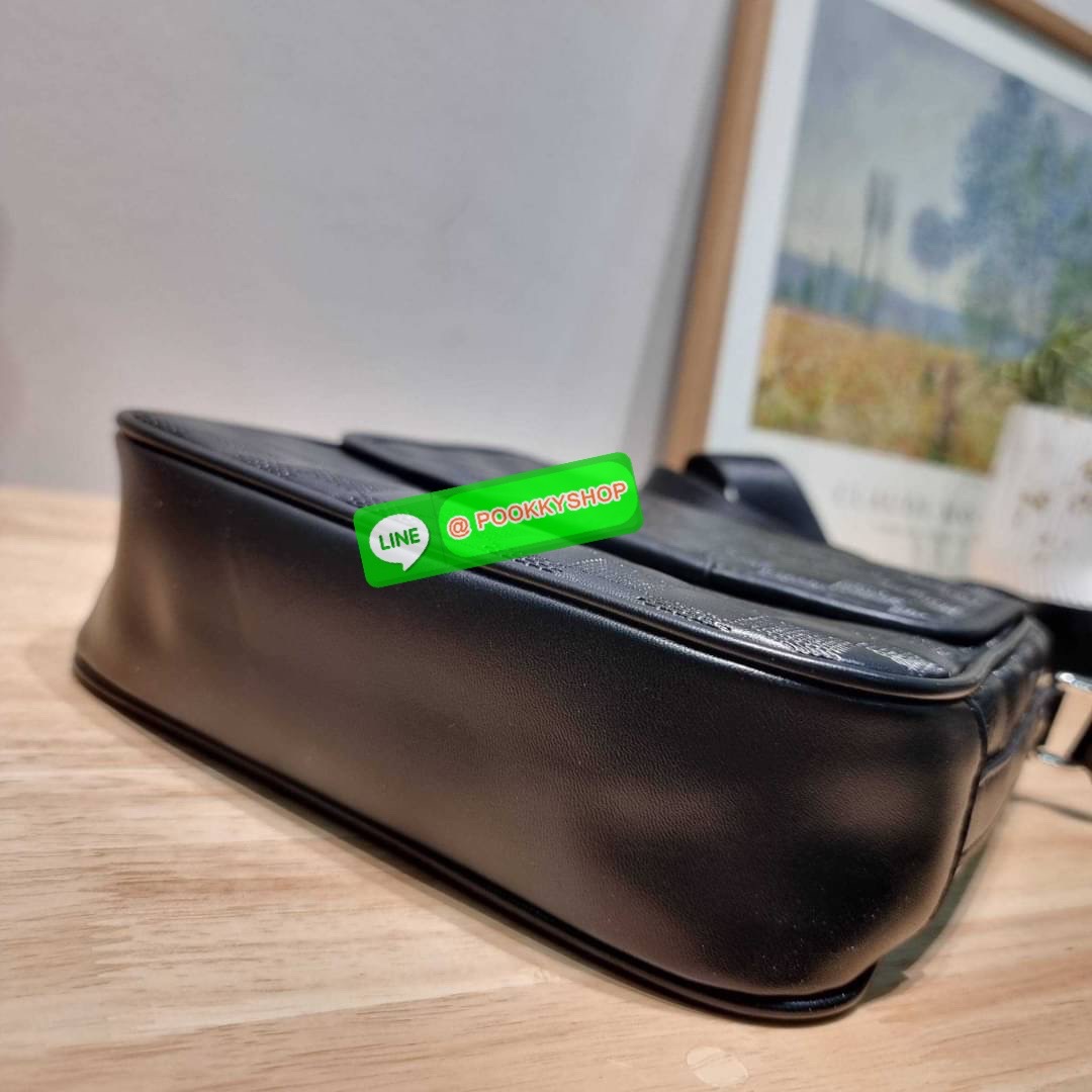 LV bass macassar monogram bag ของใหม่จัดให้หนุ่มๆ จากเคาน์เตอร์ dutyfree กับกระเป๋าสะพายทรงแมสเซ็นเจอร์ ไซส์กำลังดี เหมาะกับหนุ่มๆที่รักความคล่องตัว วัสดุหนังแท้ปั๊มลายเต็มใบ ดีไซน์คลาสสิค เปิด-ปิดด้วยกระดุมแม่เหล็ก ภายในโล่ง ใส่โทรศัพท์ได้ทุกรุ่น ใส่กระเ