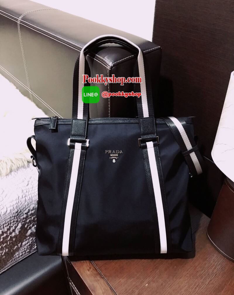 Don't Miss! PRADA NYLON LARGE HANDBAG กระเป๋าถือหรือสะพาย Limited edition VIP Gift With Purchase (GWP) จากเคาน์เตอร์แบรนด์วัสดุ Nylon&Polyester100% เนื้อหนาคุณภาพดีตามแบบฉบับแบรนด์ ด้านหน้าประดับโลโก้เปิดปิดด้วยซิปสะดวกใช้ หูกระเป๋าและสายสะพายสีดำตัด